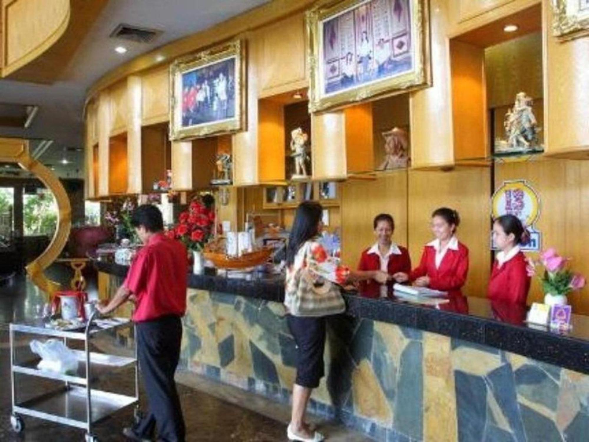 Oyo 75466 -13 Coins Bang Yai Hotel Nonthaburi Esterno foto